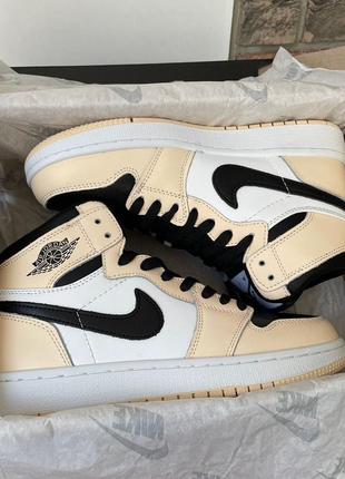 Женские кроссовки nike air jordan 1 retro white black beige