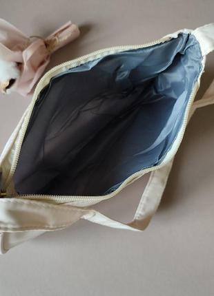 Светло-бежевая нейлоновая сумочка10 фото