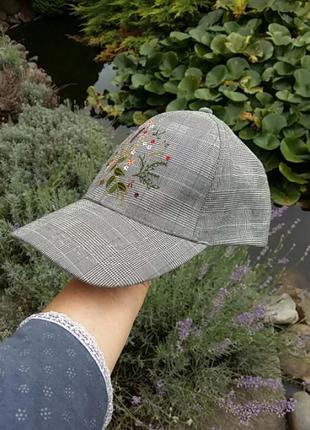 Стильная  бейсболка с вышивкой. франция