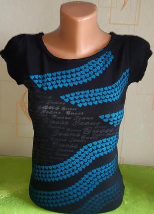 Брендовая черная футболка в принт сердечка guess, made in guatemala