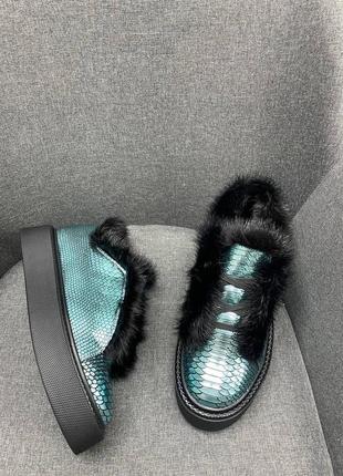 Блестящие голубые ботинки кеды с мехом норки на массивной подошве6 фото