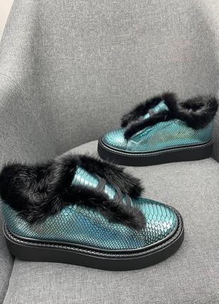 Блестящие голубые ботинки кеды с мехом норки на массивной подошве7 фото