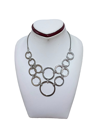 Колье с металлическими кругами