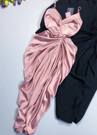 Сукня міді сатинова з драпіруванням з високим розрізом prettylittlething plt