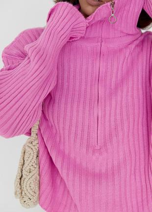 Жіночий оверсайз светр в рубчик з блискавкою на комірі5 фото
