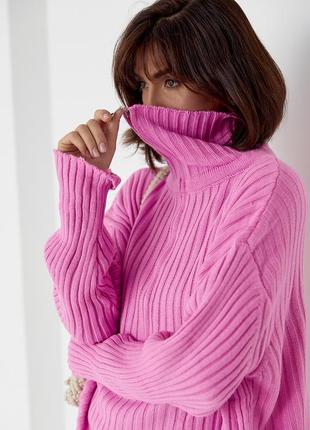 Жіночий оверсайз светр в рубчик з блискавкою на комірі4 фото