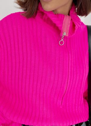 Жіночий оверсайз светр в рубчик з блискавкою на комірі9 фото