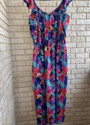 Яскравий літній сарафан