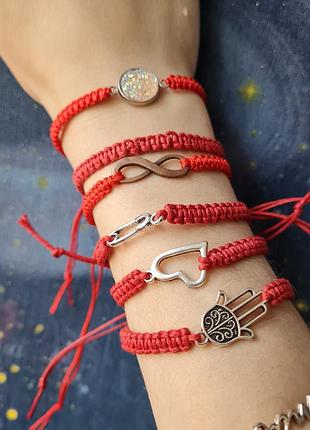 Красная нить женская, детская, мужская. неснежность, сердечко, талисман, амулет на любовь, от сглаза, булавка