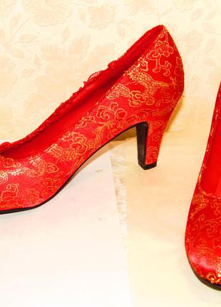 Супер стильні модні червоні туфлі нові 37-38