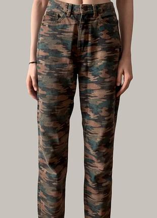 Джинси мом у камуфляжний принт