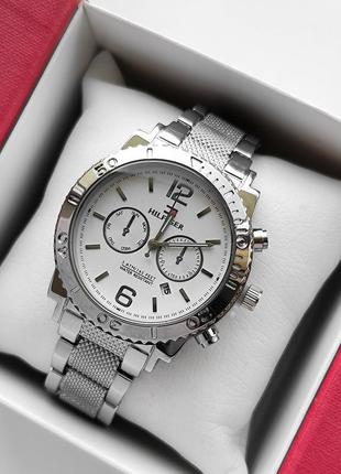Жіночий наручний годинник сріблястого кольору з білим циферблатом, металевий браслет
