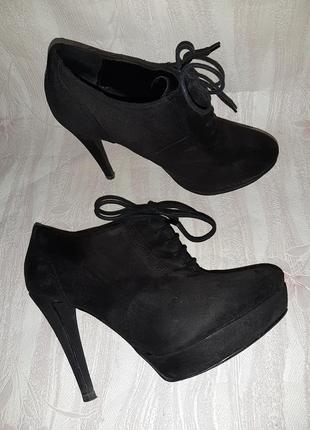 Чёрные ботильоны с шнурочками на каблуке