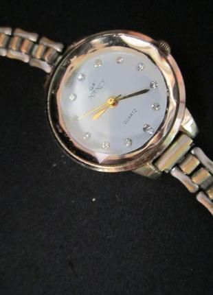 Годинник жіночий наручний "n" із камінчиками. робочі кварц5 фото