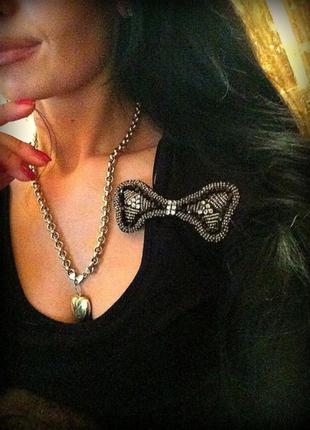 Ефектна шпилька-брошка з бісеру бантик 1