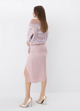 Трендовая сатиновая прямая розовая юбка миди с разрезом5 фото
