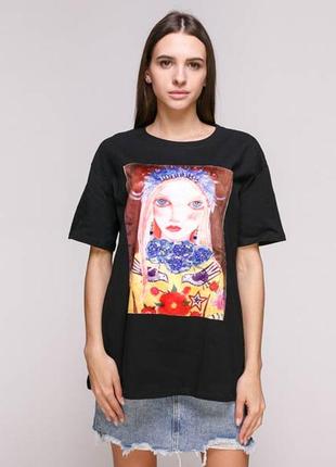 Черная футболка с принтом