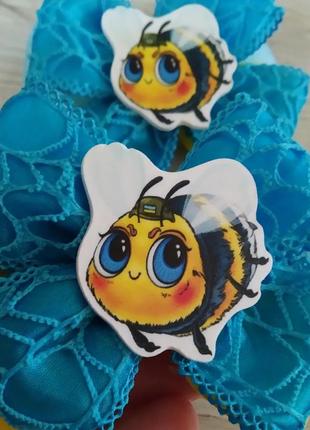 Жовто-блакитні бантики з бджолою на резиночках4 фото