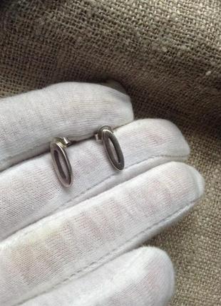 Серьги гвоздики серебряные с клеймом.