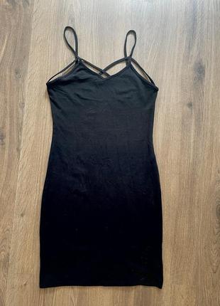 Фактурное черное платье на бретельках5 фото