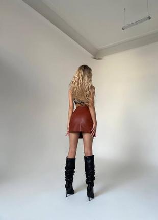 Женская коричневая терракот мини юбка на молнии по бокам экокожа тренд 20234 фото