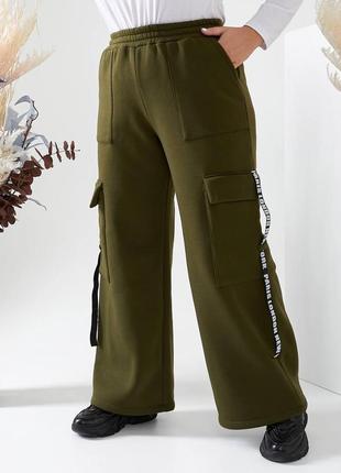 Теплые женские брюки карго с накладными карманами на флисе