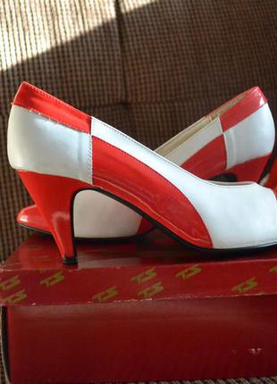 Туфли - лодочки классические кожаные белые с красным