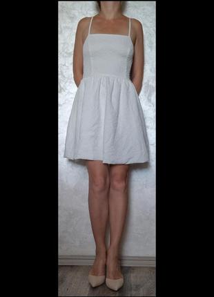 Біла сукня з відкритою спинкою