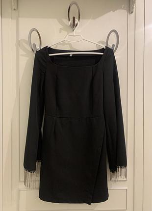 Черное короткое платье
