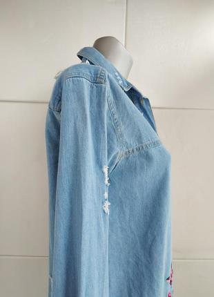 Стильная джинсовая рубашка boohoo с вышивкой красивых цветов7 фото