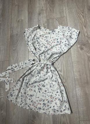 Сукня біла з квітами
