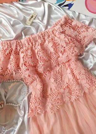 Розовое пудровое фатиновое платье с открытыми плечами с кружевом7 фото