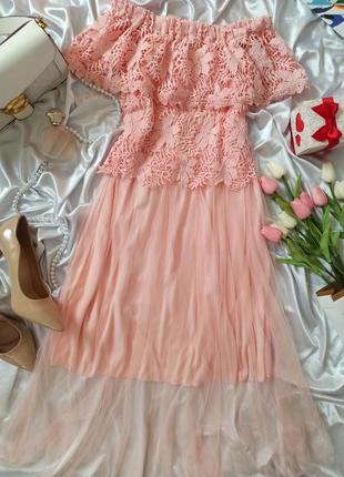 Розовое пудровое фатиновое платье с открытыми плечами с кружевом3 фото
