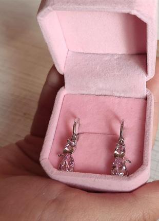 Романтичний подарунок дівчині - ніжні сережки "рожеві кішечки у сріблі" ювелірний сплав у оксамитовому футлярі