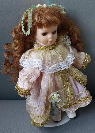 Фарфоровая кукла на подставке