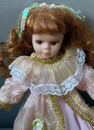 Фарфоровая кукла на подставке