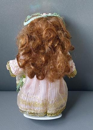 Фарфоровая кукла на подставке
