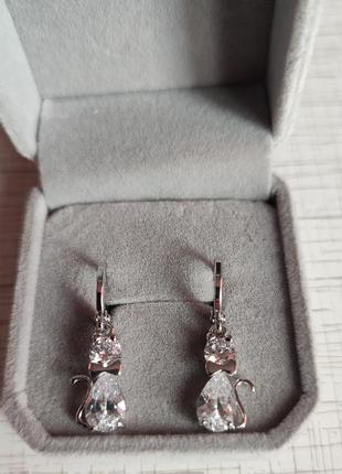 Оригинальный подарок девушке - нежные серьги "милые кошечки в серебре" ювелирный сплав в бархатнотном футляре6 фото