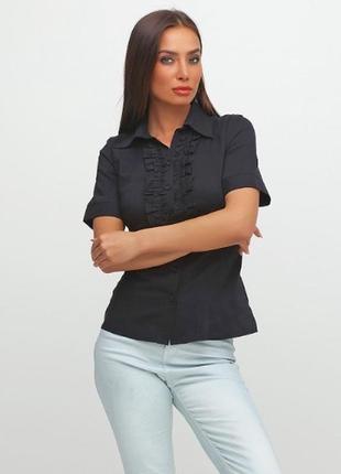 Черная рубашка с рюшей и коротким рукавом4 фото
