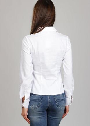 Белая женская рубашка с рельефными швами р732 фото