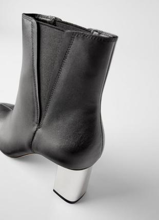 Кожаные ботильоны zara, черного цвета на удобных каблуках серебряного цвета3 фото