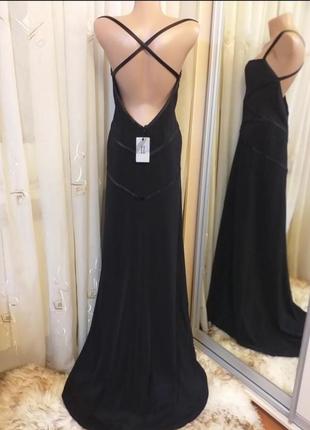 Вечернее черное платье со шлейфом и открытой спиной