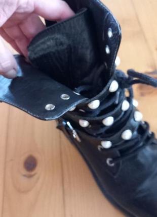 Кожаные ботинки на шнуровке с ремешками и жемчужинами zara 20237 фото