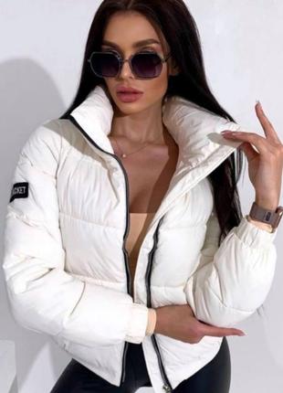 Женская стильная куртка белого цвета