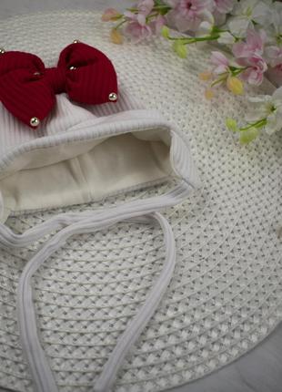 Шапка для новорожденного с бантом и ушками (0-3 мес) белая с красным3 фото