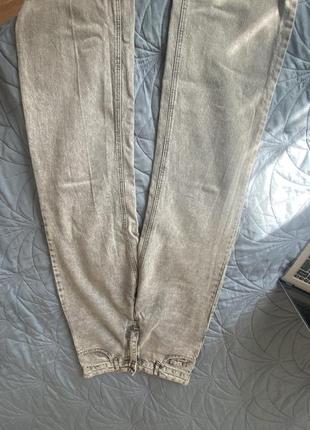 Серые джинсы