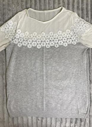 Блузка з квітковим мереживом