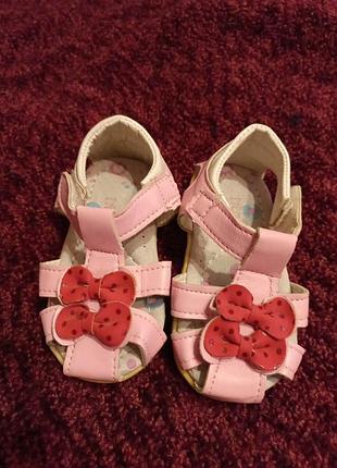 Босоножки на липучке