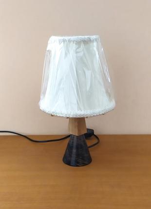 Небольшая настольная лампа с абажуром ночник светильник