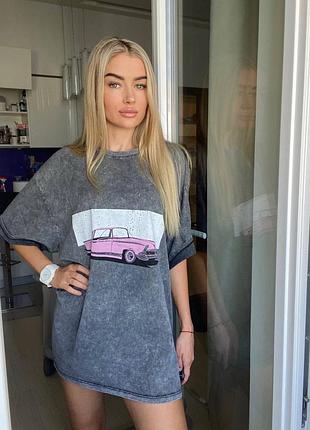 Трендовая футболка оверсайз в ретро стиле с потертостями с рисунком машинкой